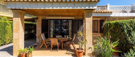 vista del jardín y la entrada de la casa