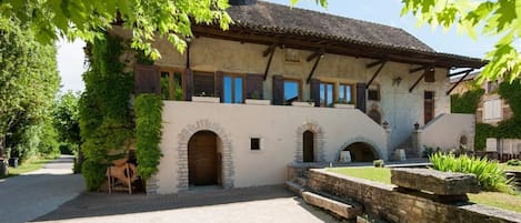 Le gîte, façade sud. vue depuis l'intérieur de la propriété.