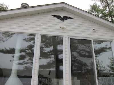 EAGLE: Spectacular view in modern house, feet from wilderness lake   