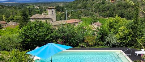 Vue depuis le jardin. Au fond, l'église de Rochecolombe