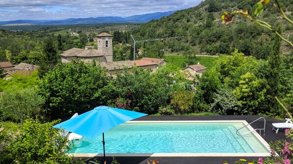 Vue depuis le jardin. Au fond, l'église de Rochecolombe