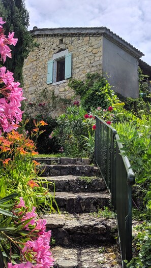 La maison vue de la piscine