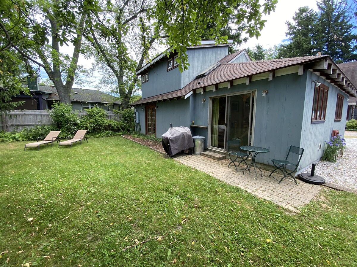 Charming & cozy in-town retreat in the heart of New Buffalo