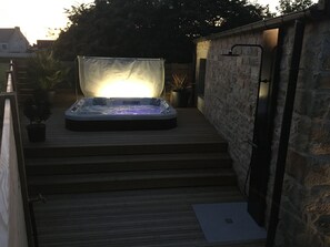 Outdoor spa tub