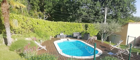 Piscine 7.3m x 3.7m prof 1.2m
Clôturée avec salon de jardin