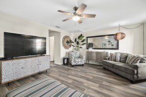 Spacious living room with smart TV, free Wi-Fi and Netflix