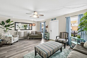 Spacious living room with smart TV, free Wi-Fi and Netflix
