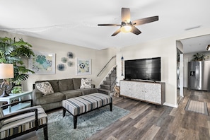 Spacious living room with smart TV and free Wi-Fi and Netflix