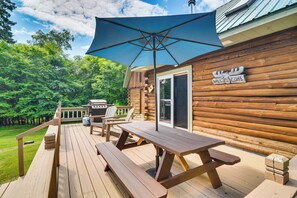 Exterior | Deck | Outdoor Dining Area w/ Umbrella