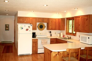 Fully equipped, bright, open kitchen with dishwasher