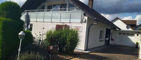 Außenansicht, Balkon der Ferienwohnung