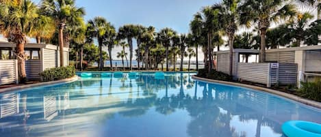 Lazy river pool