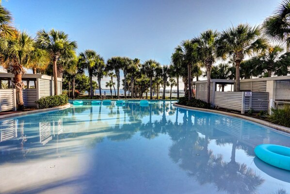 Lazy river pool