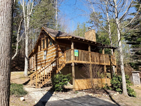 Outside View of Daze Off - Welcome to your cabin!