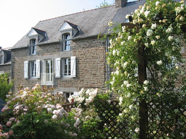 Façade vue depuis la partie roseraie