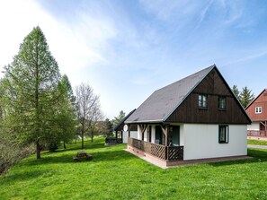 Cloud, Sky, Plant, Window, Tree, Natural Landscape, Building, Land Lot, House, Wood