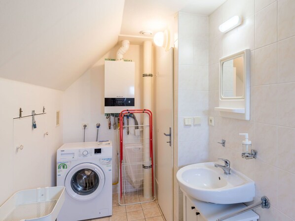 Laundry Room, Mirror, Tap, Plumbing Fixture, Bathroom Sink, Property, Sink, Building, Washing Machine, Clothes Dryer