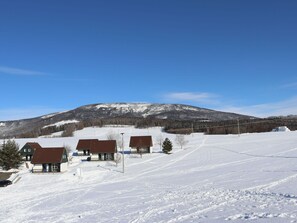 Himmel, Wolke, Schnee, Berg, Steigung, Gebäude, Baum, Pflanze, Haus, Terrain