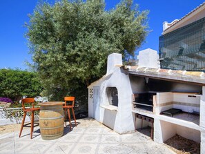 Ciel, Bâtiment, Plante, Chaise, Bois, Ombre, Pot De Fleur, Arbre, Zone Résidentielle, Paysage