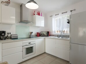 Cabinetry, Eigentum, Countertop, Küchengerät, Herd, Sinken, Küche, Beleuchtung, Holz, Interior Design