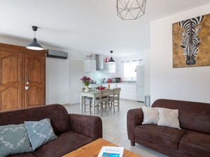 Braun, Möbel, Couch, Eigentum, Tabelle, Holz, Blau, Beleuchtung, Komfort, Interior Design