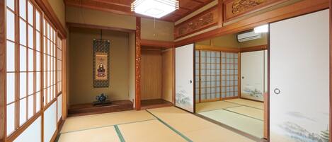 This is Japanese traditional style's bedroom. The bedroom is a traditional Japanese-style room.
