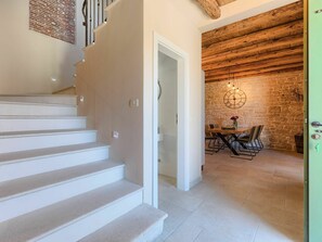 Property, Wood, Stairs, Building, Interior Design, Flooring, Architecture, Floor, Hall, Wall