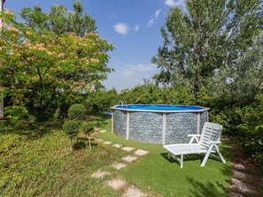 Sky, Cloud, Plant, Plant Community, Outdoor Bench, Natural Landscape, Botany, Tree, Outdoor Furniture, Land Lot