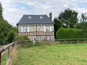 Le gîte vu du champ , Vous accédez au gîte après un chemin de 50 m 