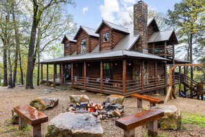 Incredible Mountain Top Cabin walking distance to trails, huge wrap around porch