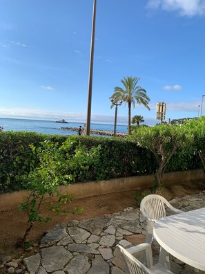 Jardin face mer devant l’appartement 