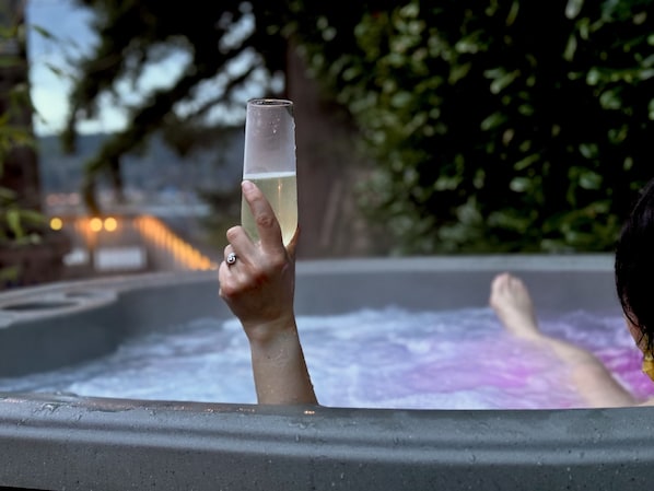 An evening soak with Prosecco? Yes, please!