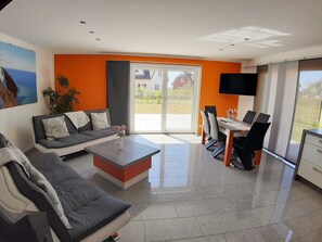 Wohnbereich mit angrenzender terrasse