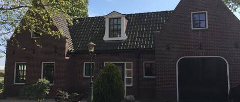 Aan de onderzijde wonen wij zelf en boven is de Bed & Breakfast