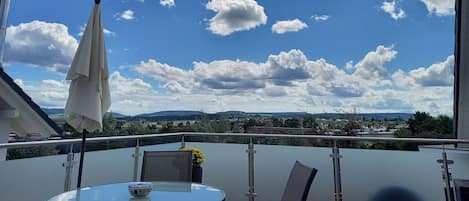 Große Terrasse lädt zum Verweilen und mit Blick auf den Fürstenberg