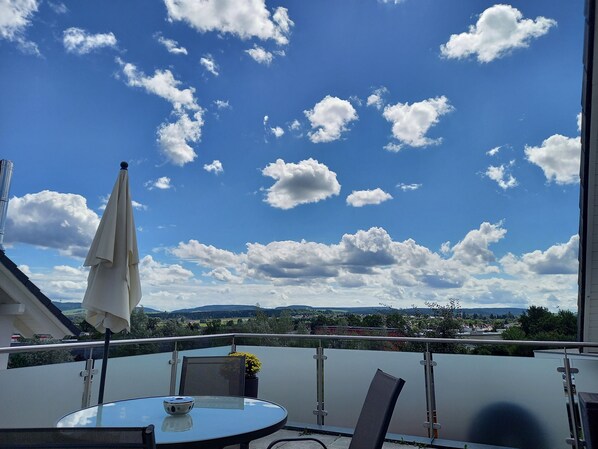 Große Terrasse lädt zum Verweilen und mit Blick auf den Fürstenberg