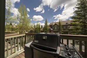 Enjoy the grill on the balcony with friends and family!