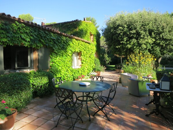 Maison vue de la terrasse. Exposée plein Est