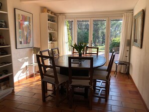 Salle à manger de 10m2 vue traversante. Décorée avec soin et goût