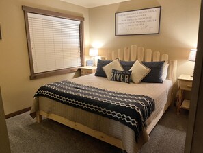 Downstairs King "River's Edge" Room