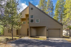 Four bedroom lodge with ample parking on paved driveway.