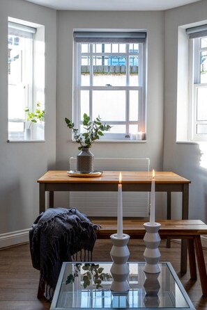 Lounge & Dining Area