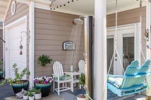 Outdoor shower, Relaxing Swing!