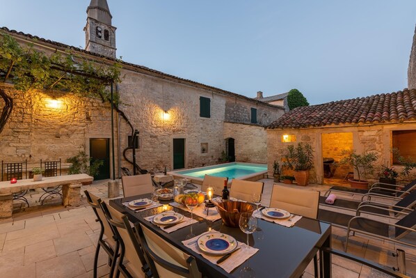 Outdoor dining