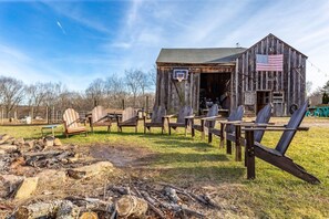 [Fire Pit] Inviting you to unwind with a glass of wine, enjoy the amazing bonfire for the perfect evening in the countryside.