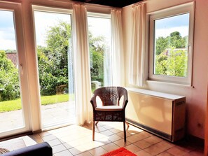 Sonniger Leseplatz im Wohnraum, Zugang zur Terrasse.