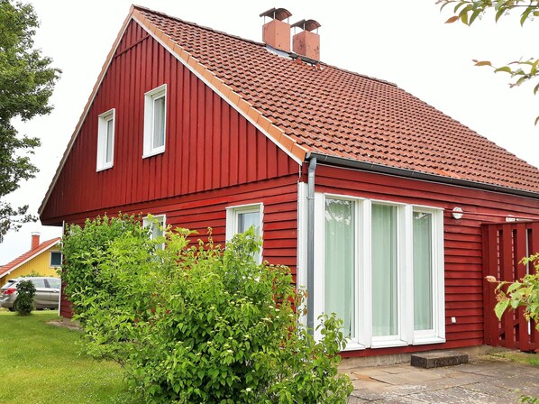 Hausansicht mit Terrasse in Südlage.