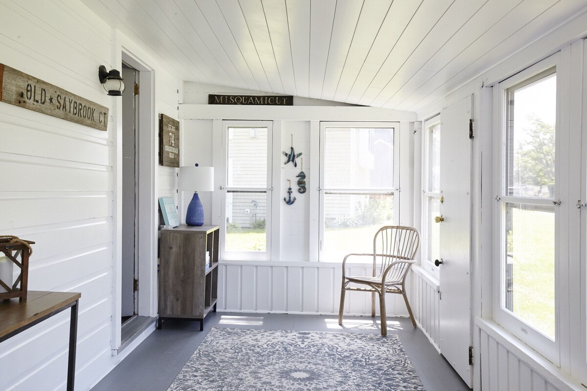 Quaint Cottage–Private Beach Access with Parking