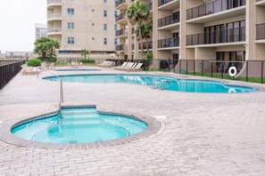 Hot Tub/Common Pool