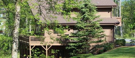 Exterior view of the Lodge at Westglow.  Deer Run is located on the lower level